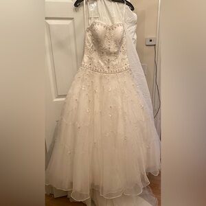 Princess-style wedding dress. Size 6, ivory color. Brand : David’s Bridal.